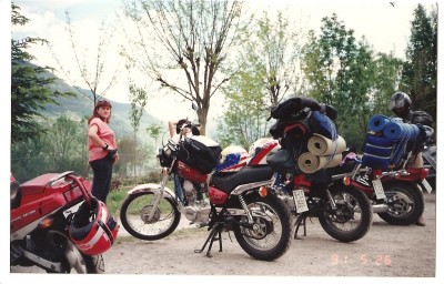 broto.jpg (193.09 KiB) Visto 3242 veces Esto fue por el año 1991......Laura con su Yamaha 250 Special