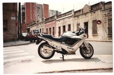 Una Suzuki GSX 750 F......del año 1990