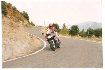 Laura.......bajando del camping Anzanigo....con su cbr 600