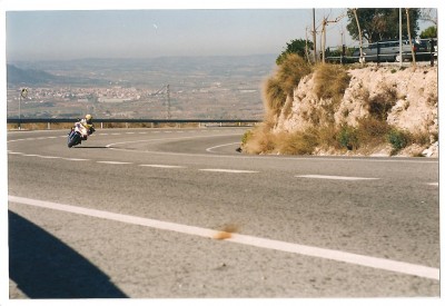 Aqui con mi gsr 750 r ......una de curvitas