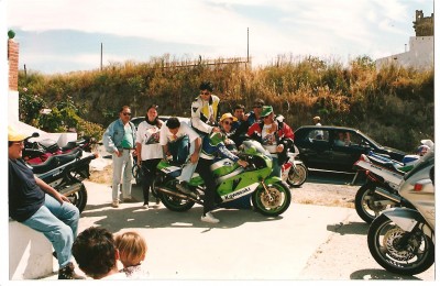 34.jpg (181.38 KiB) Visto 31178 veces Otra con mi antigua PEÑA PUNTUALES..............una moto bien aprovechada