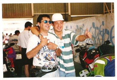 verificacciones de RACC SERIE.jpg (132.51 KiB) Visto 31175 veces Antes de empezar la carrera RACC SERIE......yo y mi colega......estabamos en el box verificacion de las motos.................eramos mas jovenes....
